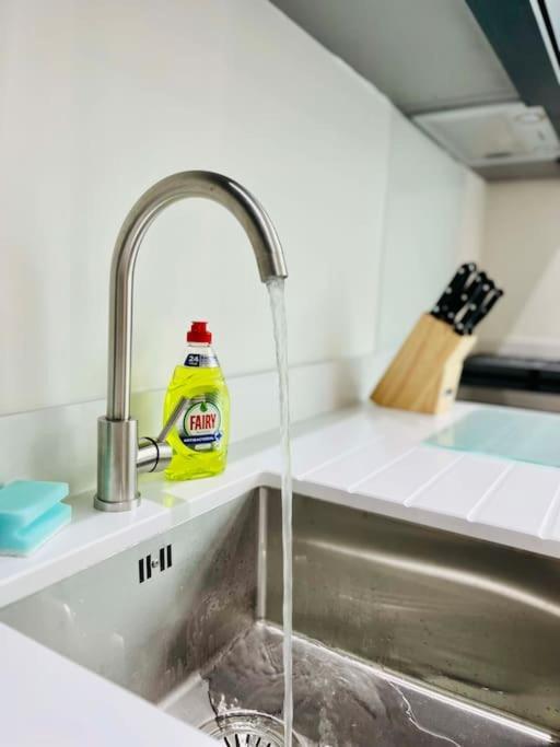 Lovely Studio Apartment With Free Parking Included! マンチェスター エクステリア 写真