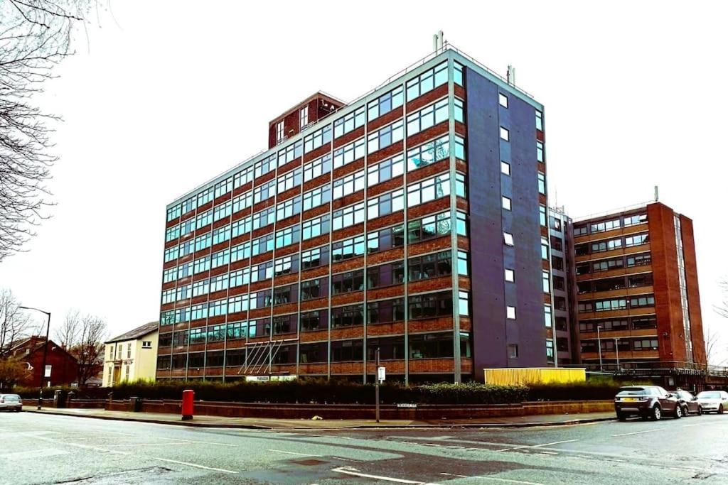 Lovely Studio Apartment With Free Parking Included! マンチェスター エクステリア 写真