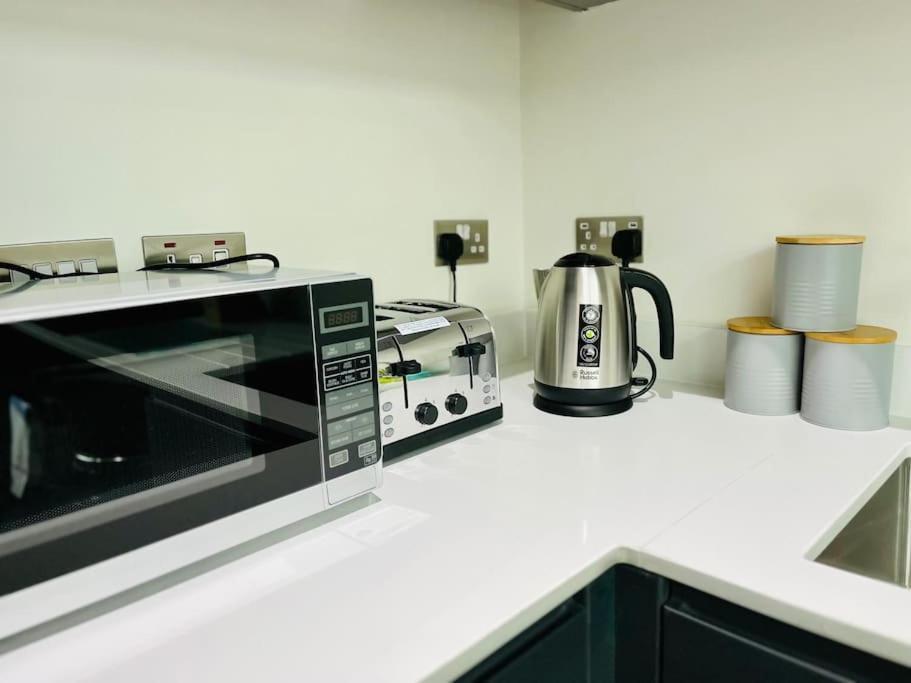 Lovely Studio Apartment With Free Parking Included! マンチェスター エクステリア 写真