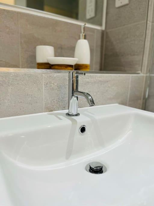 Lovely Studio Apartment With Free Parking Included! マンチェスター エクステリア 写真