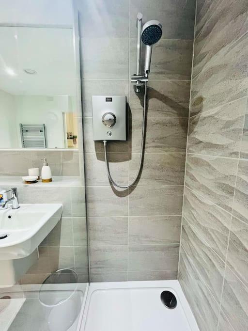 Lovely Studio Apartment With Free Parking Included! マンチェスター エクステリア 写真